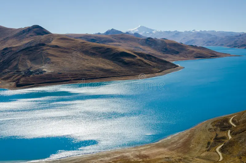 panorama yamdrok lake tibet panoramic view natural landscape blue azure water surrounded desert mountains yumtso yamzho 135382222