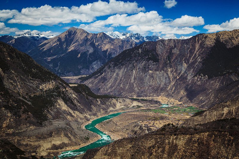 the image shows Yarlung Tsangpo Grand Canyon, a popular tourist place in Nyingchi Tibet Tours