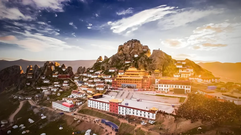 Zizhu Monastery Chamdo Tibet, Zizhu temple exterior, ancient Bon religion monastery, historic cliffside Buddhist temples in eastern Tibet, and is one of the best temples in Tibet, is also one of the Monasteries in Tibet