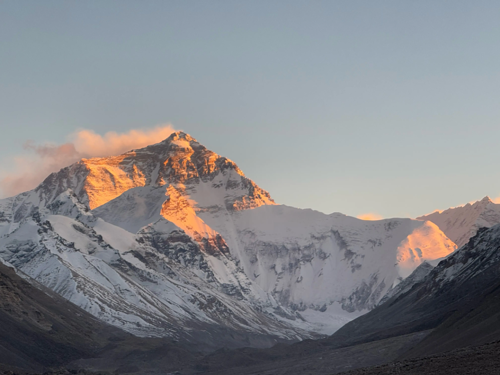 this image is showing mount everest.. a popular hiking place in mount everest tours