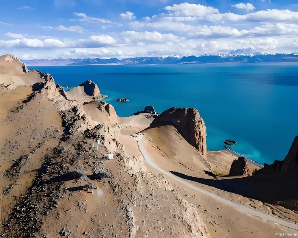 one of the lakes in tibet, bangor lake is shown in the image
