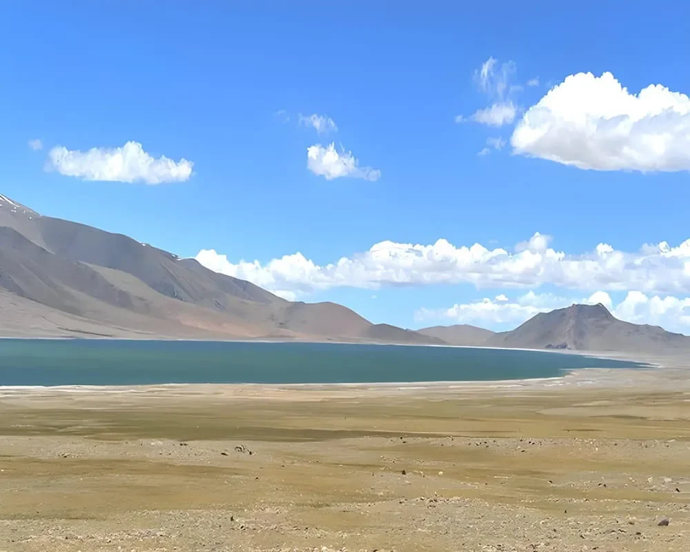 gongzhucuo, one of the lakes in tibet, is shown in the image
