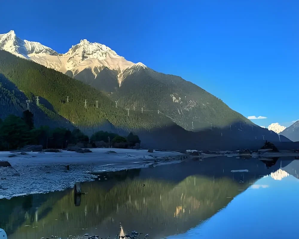 the image is showing guxiang lake, one of the lakes in tibet
