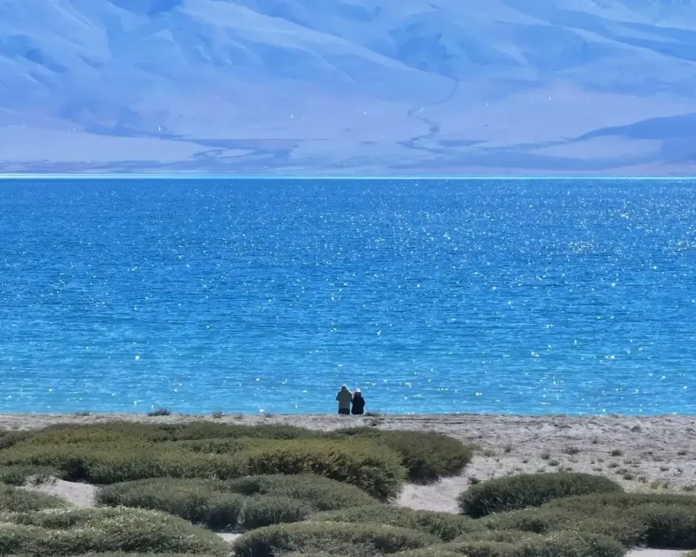 the image is showing one of the lakes in tibet, lake manasarovar
