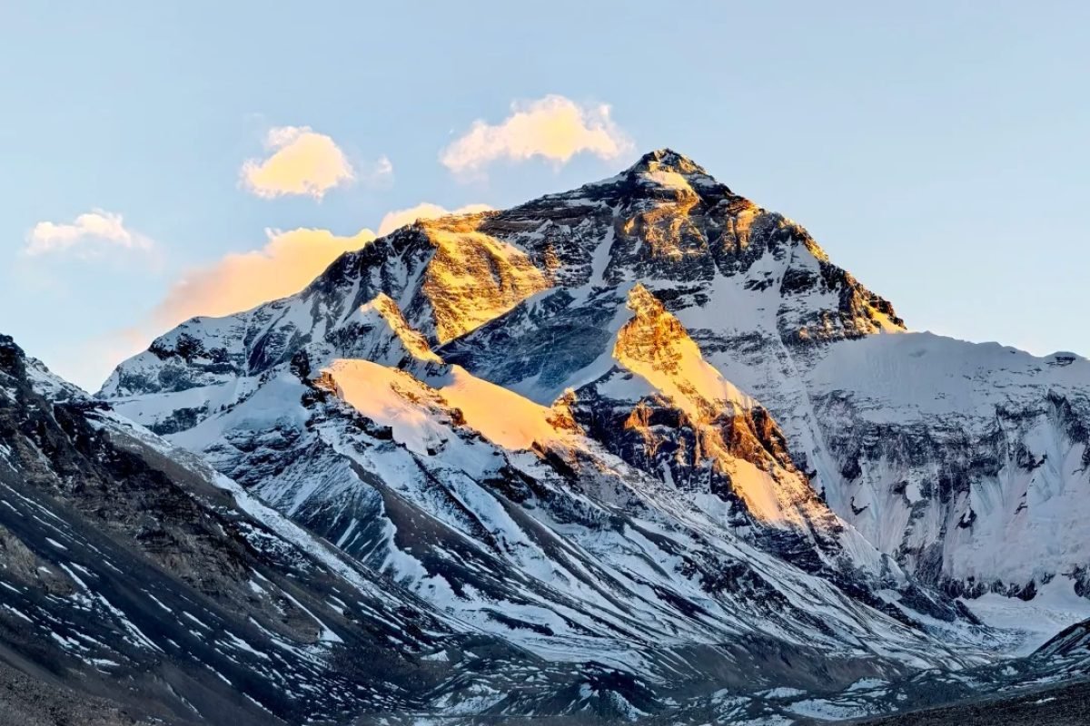 this image shows, mount everset base camp. a popular hiking stop in mount everest tours