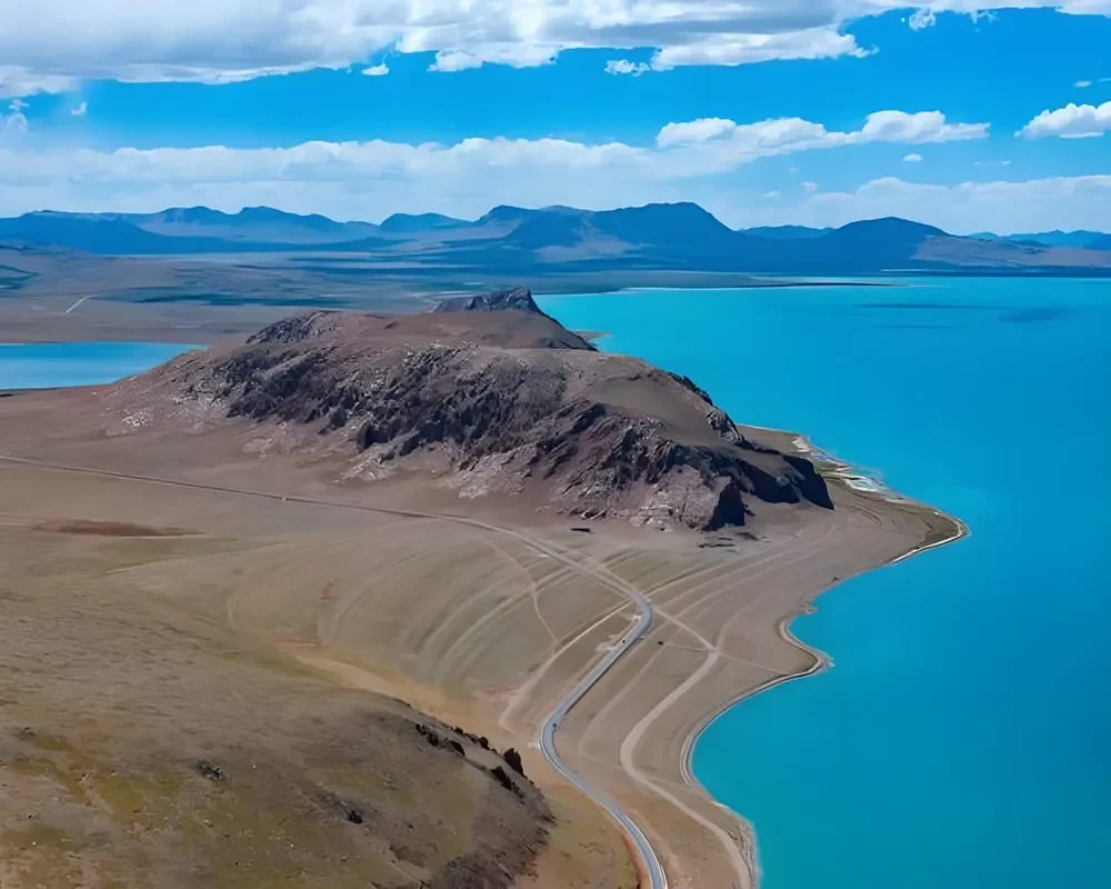 this image shows one of the lakes in tibet, selin lake