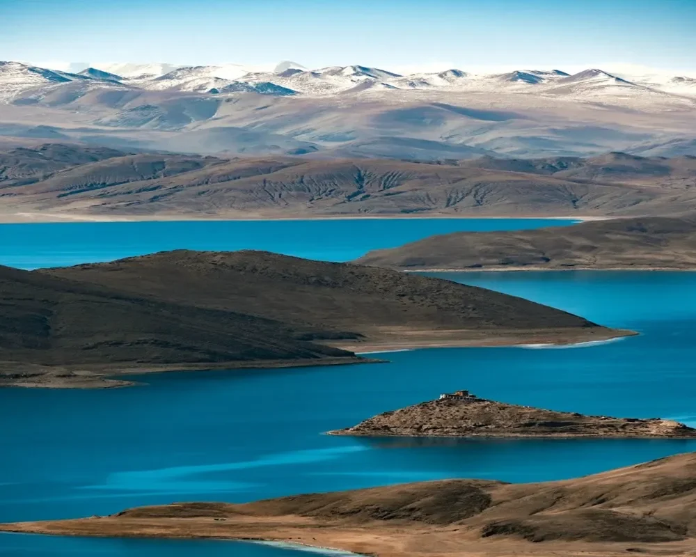 the image is showing one of the famous lakes in tibet, yamdrok lake